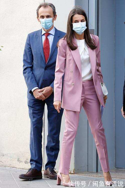 粉色|西班牙王后真节俭,一双粉红高跟鞋反复穿,撞衫影后也不输气场