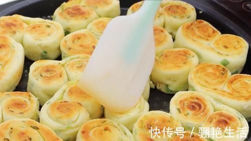 面团|面粉不要蒸馒头了，加一把小葱进去，一次做18个，家人都爱吃