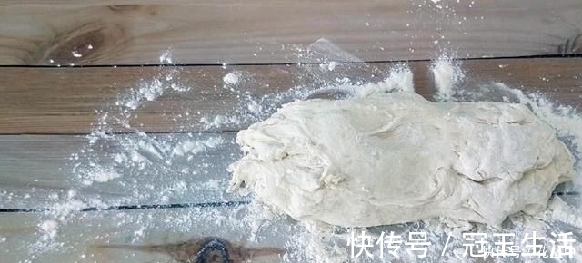 芝麻烧饼这样做真香，不揉不擀面，更不用调油酥，出锅一盘不够吃