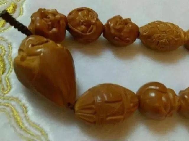 看看盘玩了一千年的橄榄核,才知道包浆原来那么美