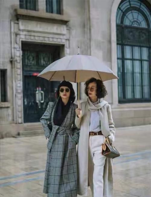 ?中年女性如何把“大衣”穿洋气？学三木妈这样穿，年轻显高级