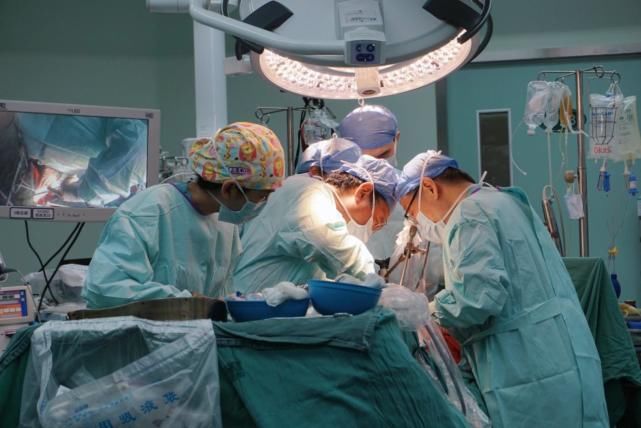 血管|罕见！“子宫肌瘤”9斤重，竟顺着血管长进心脏！14个学科联手成功摘瘤