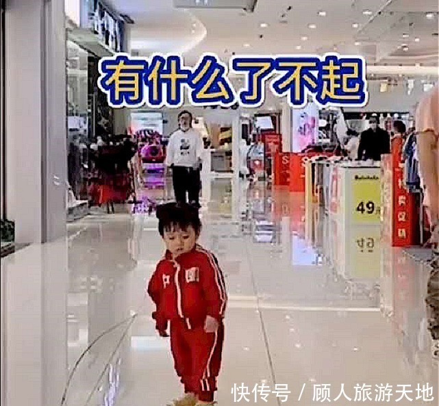 背包|父母逛街秀恩爱让萌娃背包,萌娃把包扔在地上本宝宝不干了