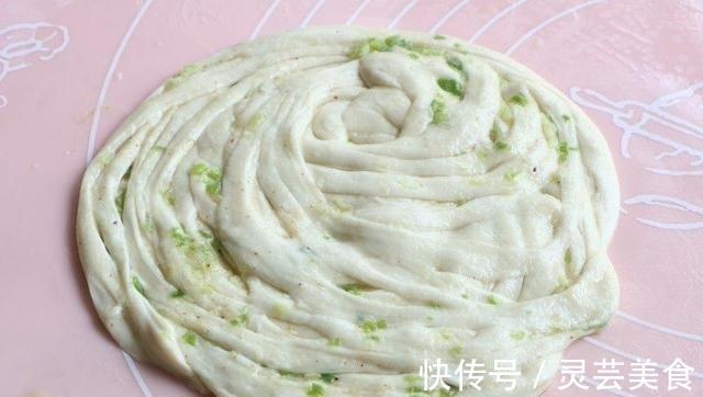 做法简单的烙饼，不用揉面不用发面，外酥里嫩热乎乎的才好吃