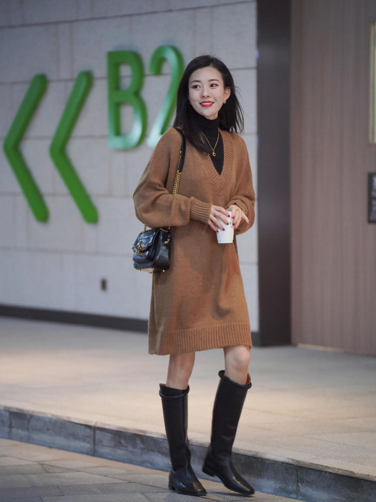 造型 今年也流行针织连衣裙,这几位时髦精都在穿,提升气质又温暖优雅