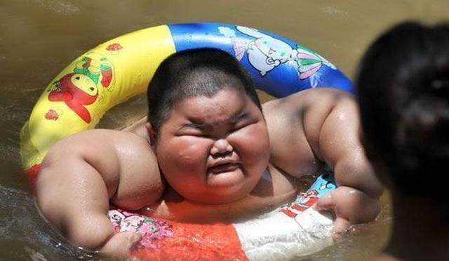 孩童|为何三岁孩童胖成一百五十斤家长说已经成瘾戒不掉!