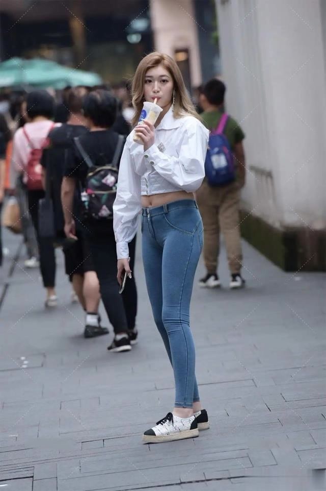 牛仔裤 穿着卡其色,时尚而老成,充满高级感