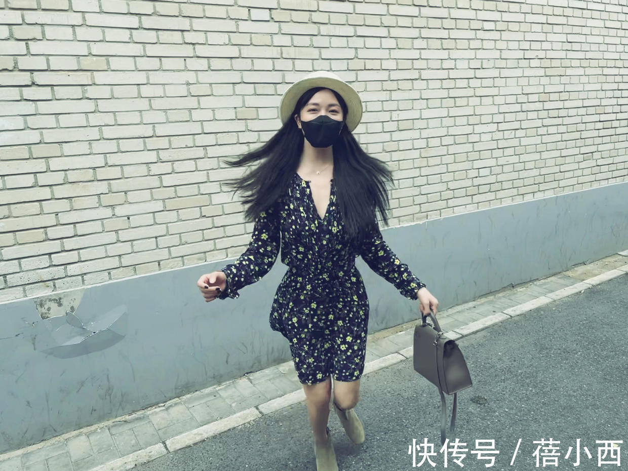 泡泡袖|菅纫姿美得不像话,穿碎花连衣裙出门也显气质,配短靴腿型更加分