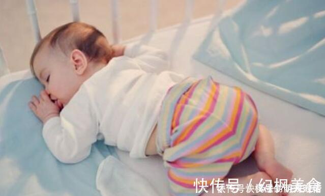发育|入秋后带娃睡觉,父母注意“一要四不要”,孩子睡的香发育好