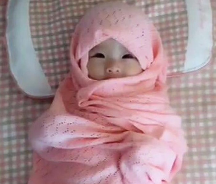 哥哥|妹妹睡午觉把被子踢了,哥哥怕妹妹冷裹成“粽子”,网友:萌化了