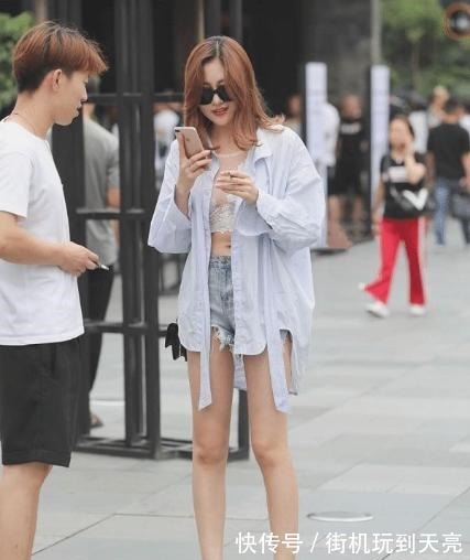 牛仔短裤 浅蓝色衬衣搭配牛仔短裤,青春洋溢,设计感十足!