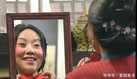 化完妆对着镜子的你是一种什么感觉?