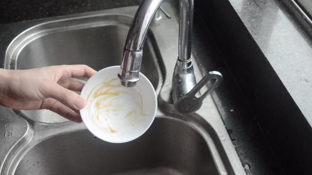 洗碗池上放个一次性口罩,这样用途太棒了,一年省下不少钱,实用