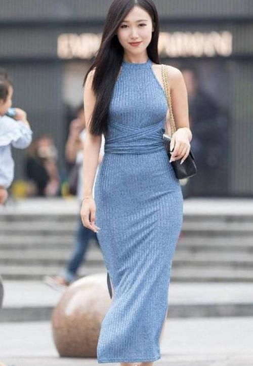 淡蓝色|美少妇，身穿挂脖紧身裙，时尚显示好身材！！