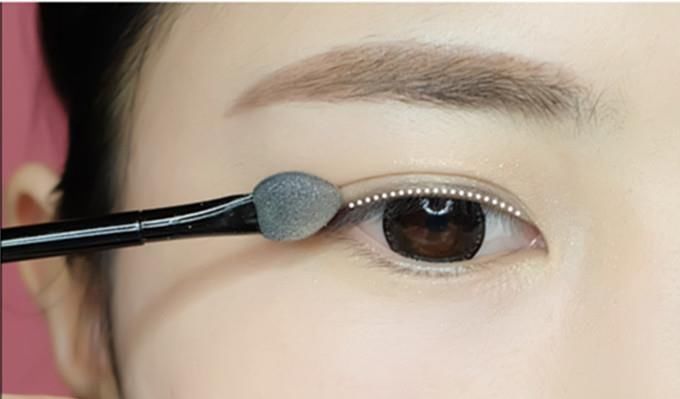 粉粉嫩嫩的桃花妆这样画，洋溢着暖春的气息，温柔又带点小妩媚