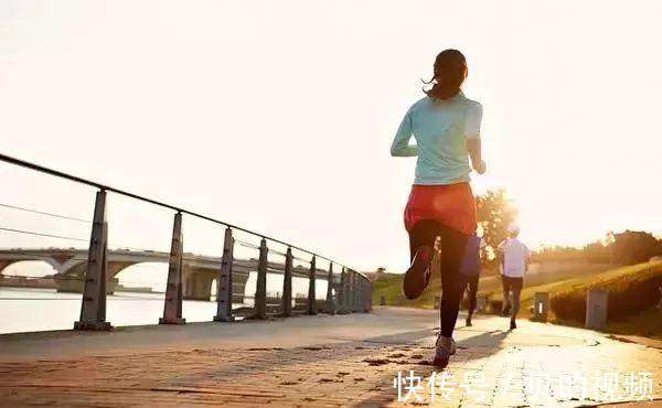 维生素d|骨质疏松最爱这3类人!照着这样做,腰不酸,腿不痛,浑身有劲