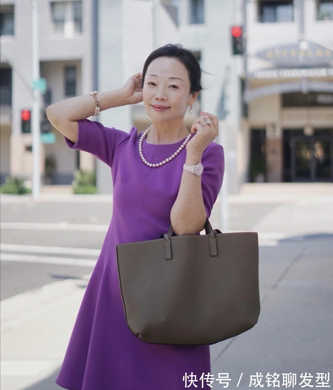 优雅|60岁的女人原来也可以这么美！自然真实不装嫩，一举一动皆优雅