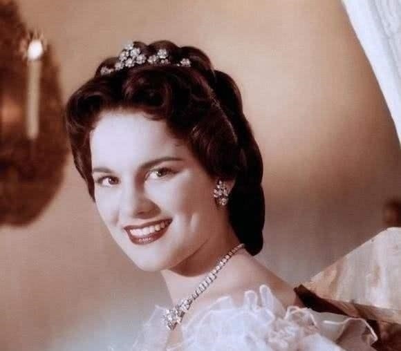 奥地利&茜茜公主:在姐姐的相亲会上得到王子的爱情,丈夫出轨后周游列国