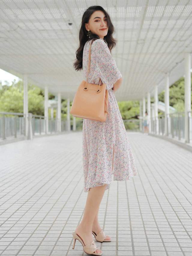 半身裙|今年秋天流行这样穿,无袖针织衫搭配印花裙简约洋气,还提气质