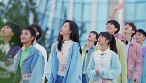 被《青你2》淘汰后，她转头参加央视选秀，和蔡徐坤再续师生缘