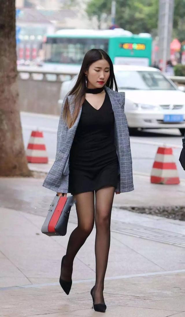 小姐姐|梳着简约马尾的小姐姐，身穿黑色连衣裙，看上去十分的优雅