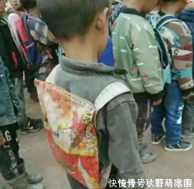 父母|因为贫穷俩家长“自制书包”,一个让孩子自信,一个却让孩子自卑