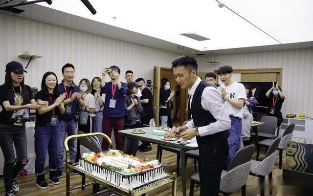 王菲|谢霆锋40岁生日,刻意布置成求婚现场,但王菲却不在乎