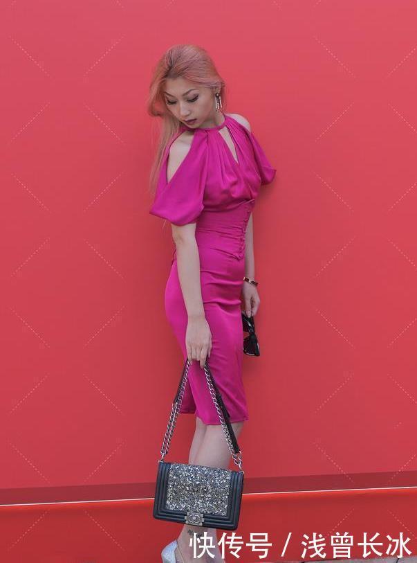 街拍美女:小姐姐身穿一件玫红色的修身连衣裙,设计十分独特