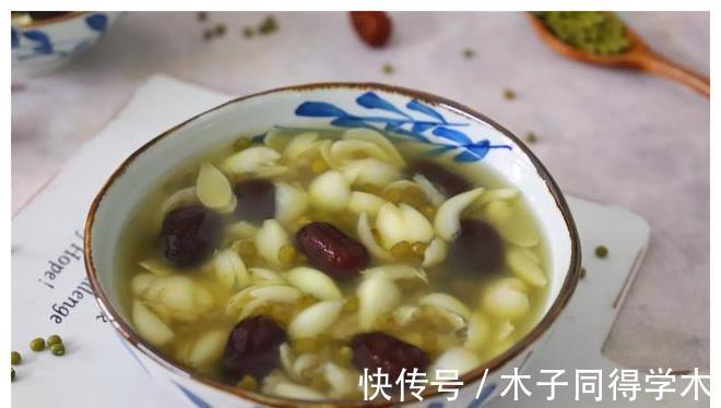 百合|秋天，百合正当季，加两种食材一起煮，清甜润燥，便宜又好喝