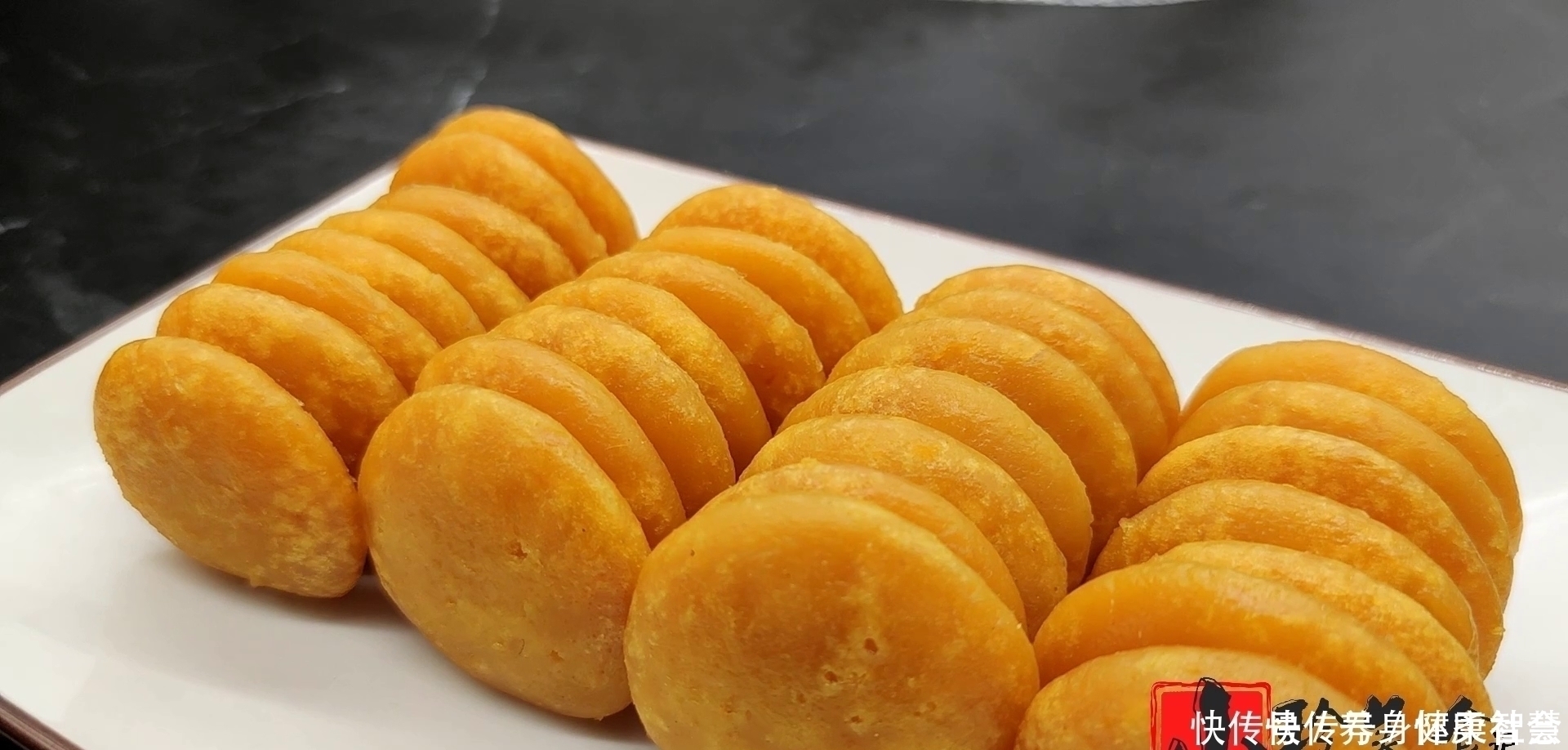 南瓜饼又出新做法了，无水无油，软糯香甜又劲道，全家人都爱吃