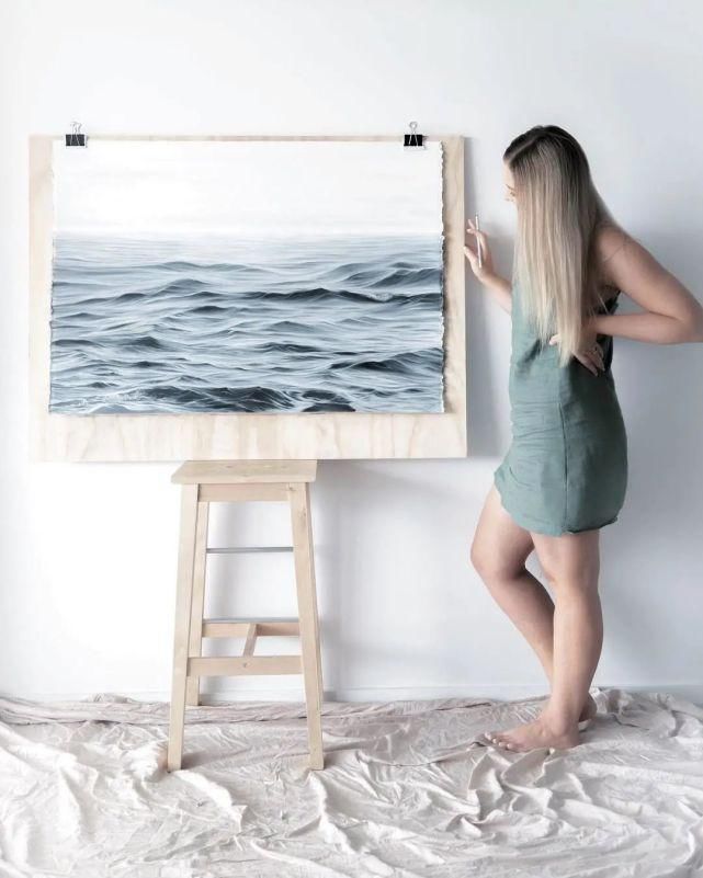 画家$美女画家耗费70根铅笔,用5周时间画了一幅海景,效果让人惊讶