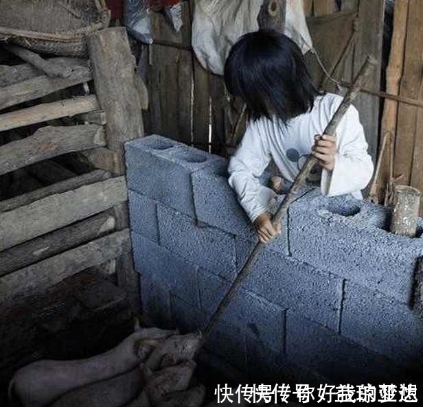 7歲小女孩自己做飯,還養(yǎng)了一窩小豬,問她媽媽在哪,她卻哭了!
