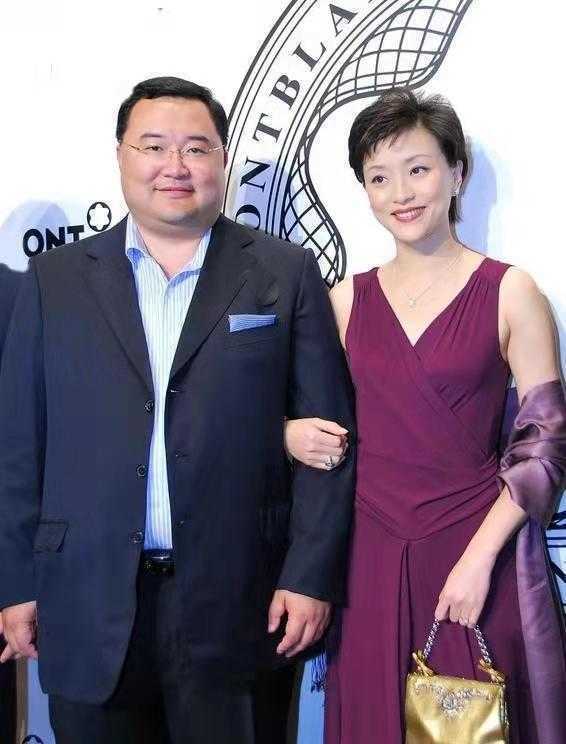 杨澜与老公携手出席活动,穿紫色连衣裙端庄大气,网友:性感撩人