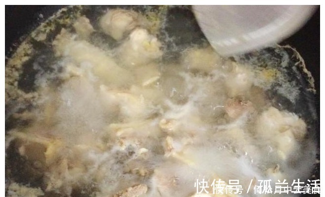 血水|炖鸡汤,最忌直接加水炖,教你一招,鸡肉鲜嫩入味,鸡汤鲜香浓郁!