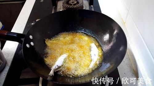 炸鱼光裹面粉可不酥,多做一步,就算放一晚,鱼尾巴都吃干净