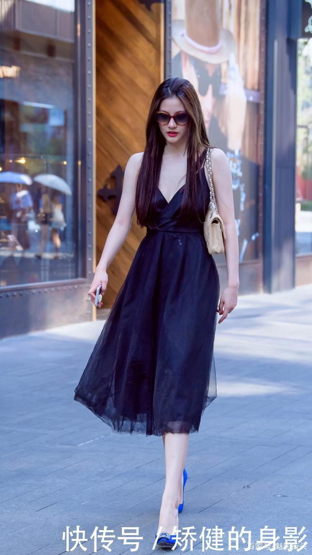 初秋时节穿吊带裙更有魅力，搭配宝蓝色尖头细跟鞋，高级又洋气