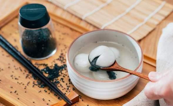 煮汤圆不要再水开下锅了,牢记3个重要技巧,汤圆个个软糯不破皮