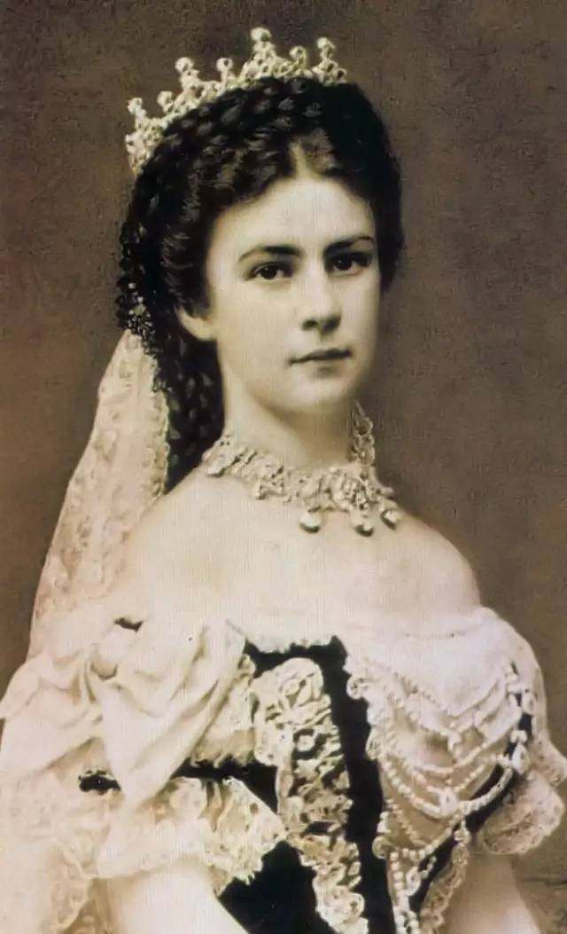 鲜花|茜茜公主,15岁接过奥地利皇帝的一束鲜花,传奇便开始了