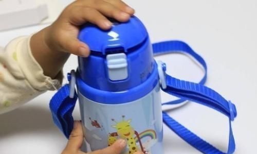 证书|天气渐冷,给孩子选择合适的保温杯这种杯子倒出来的或是毒水