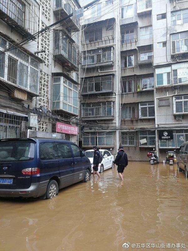 积水|鼓楼路地铁圆通站施工挖断中水管道 致附近小区积水30公分