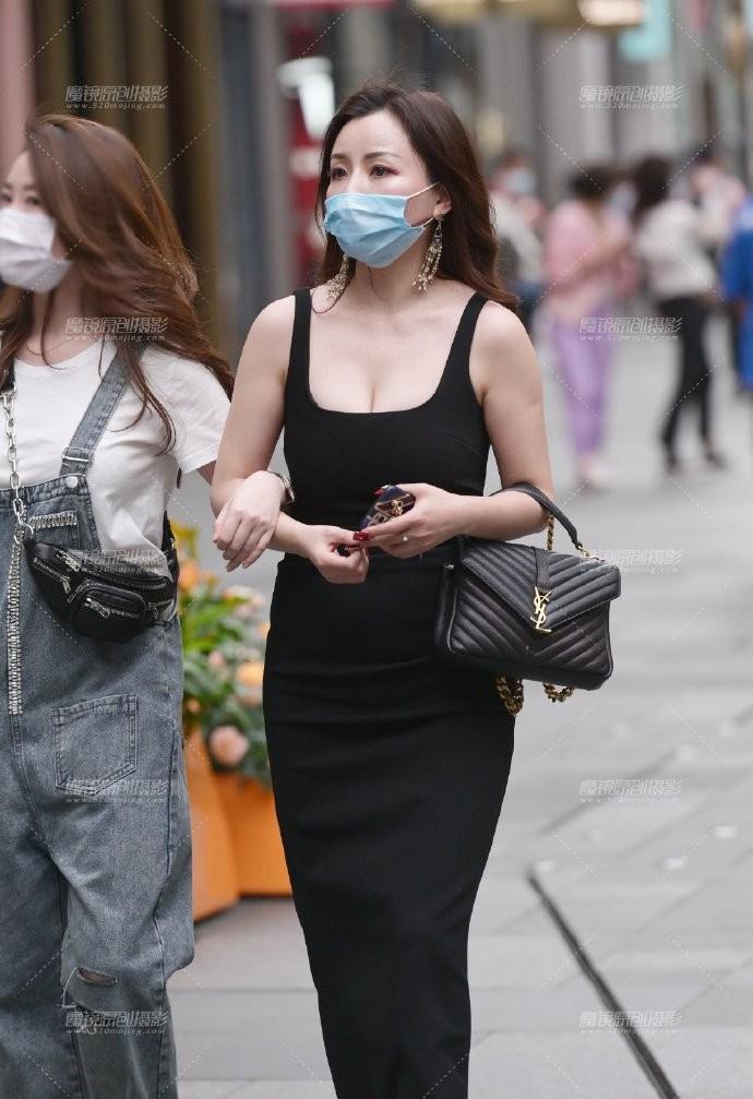 街拍贵妇姐姐太注重“形象”,选的裙子太窄,优雅的都“迈不开”腿了