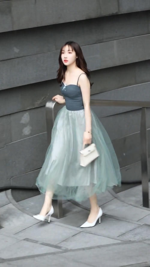 位姑娘|街拍绿色吊带裙搭配白色高跟鞋,穿出绝佳好身材,这气质绝了