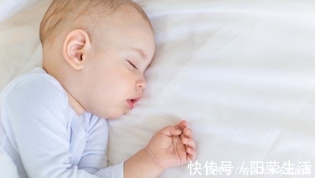 添加|宝宝多大可以用枕头?有这几个信号发出 就可以给宝宝使用枕头了