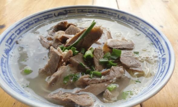  炖羊肉汤，用开水还是用冷水？牢记正确做法，羊汤浓白鲜香无膻味