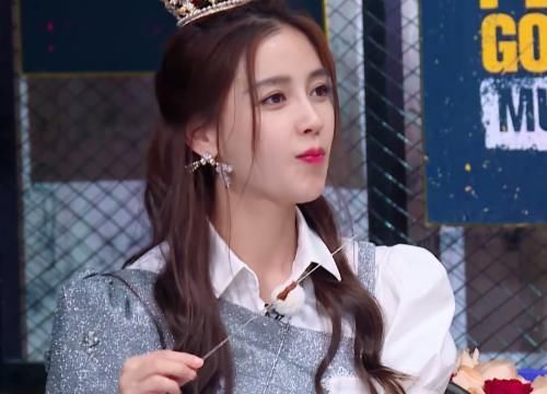 跑男家族 节目组请跑男团吃烧烤,其他人都在吃肉,谁注意baby拿了啥