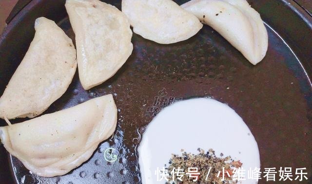小点心|糯米粉这样吃真过瘾，手不沾面，搅一搅，太香了，出锅就抢光