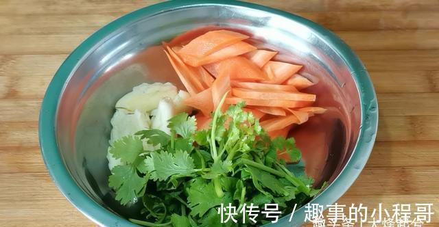 大葱|一个茄子加一个土豆，也可以做出美味下饭菜，食材不够，方法来凑