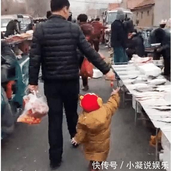 草莓|女儿逛街想要抱抱,“懒爸”的做法让人笑喷了,网友绝对亲生的