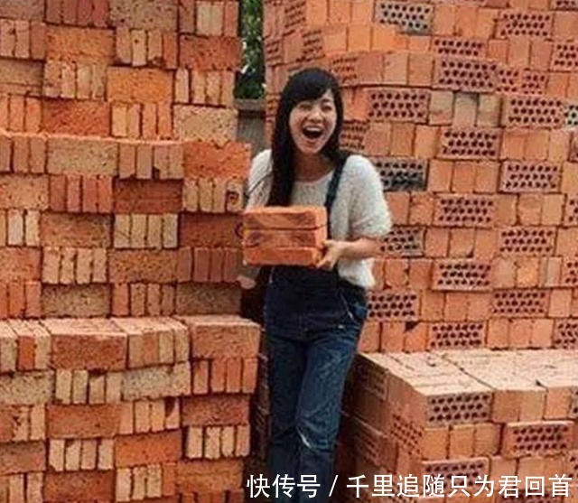 请问|请问学姐，大一开学女朋友自己带还是学校统一发放啊