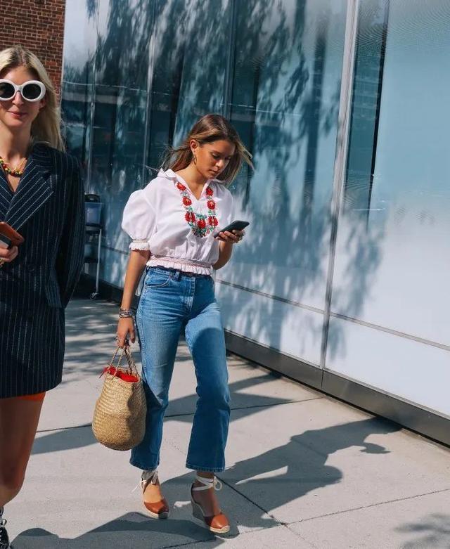 草编包 完爆小白鞋!这双神仙凉鞋跪求你买,巨显腿长